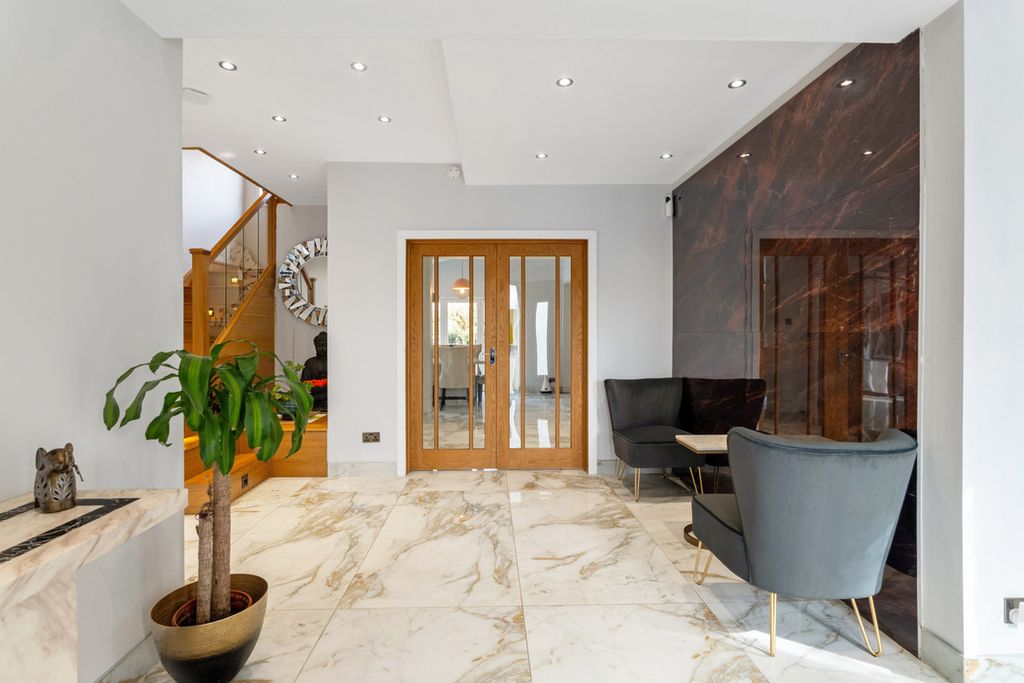 Property photo 2 of 32