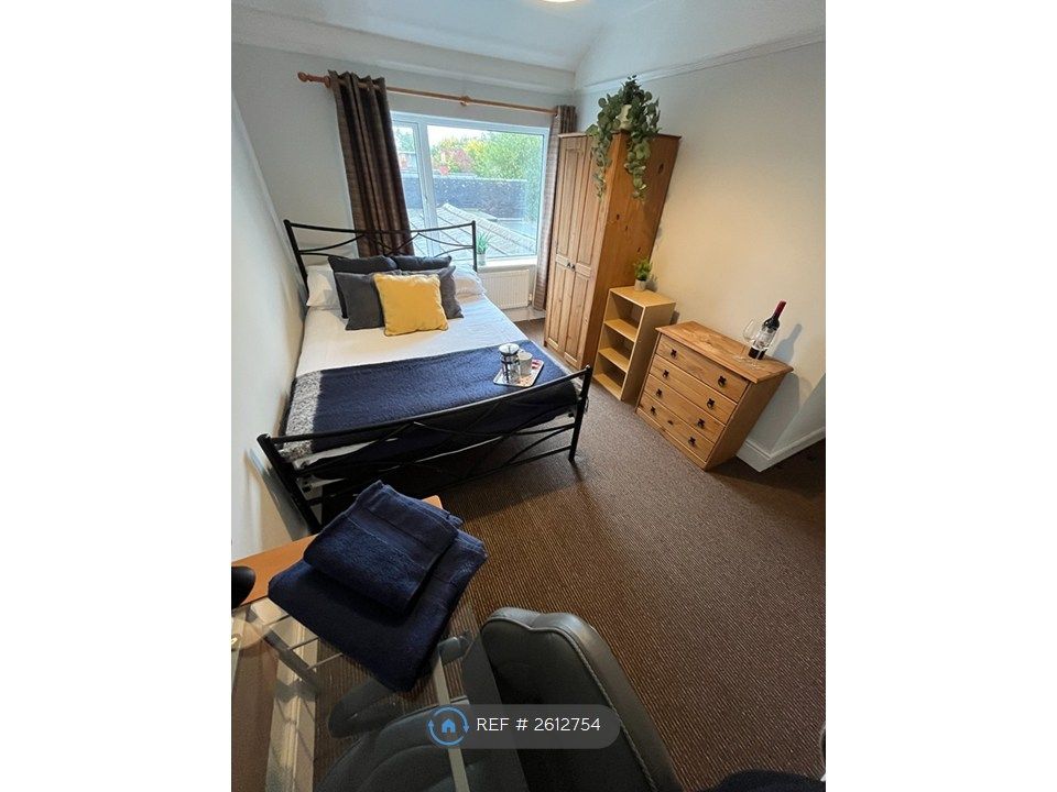 Property photo 3 of 8 Room 4 Available January