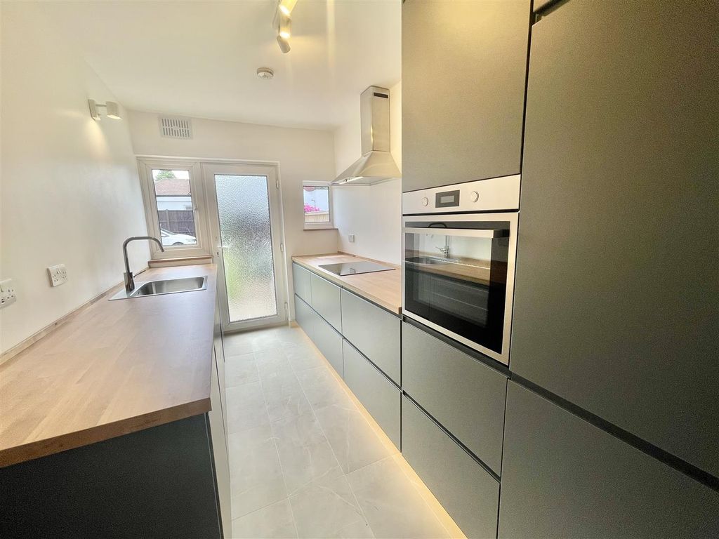 Property photo 3 of 17 Kitchen 2.Jpg