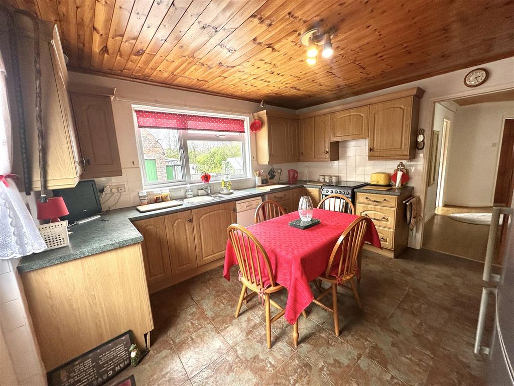 Property photo 3 of 26 Kitchen