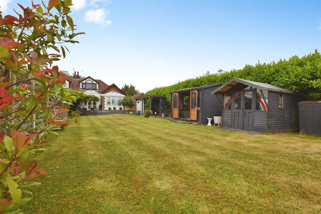Property photo 1 of 25 Gardens