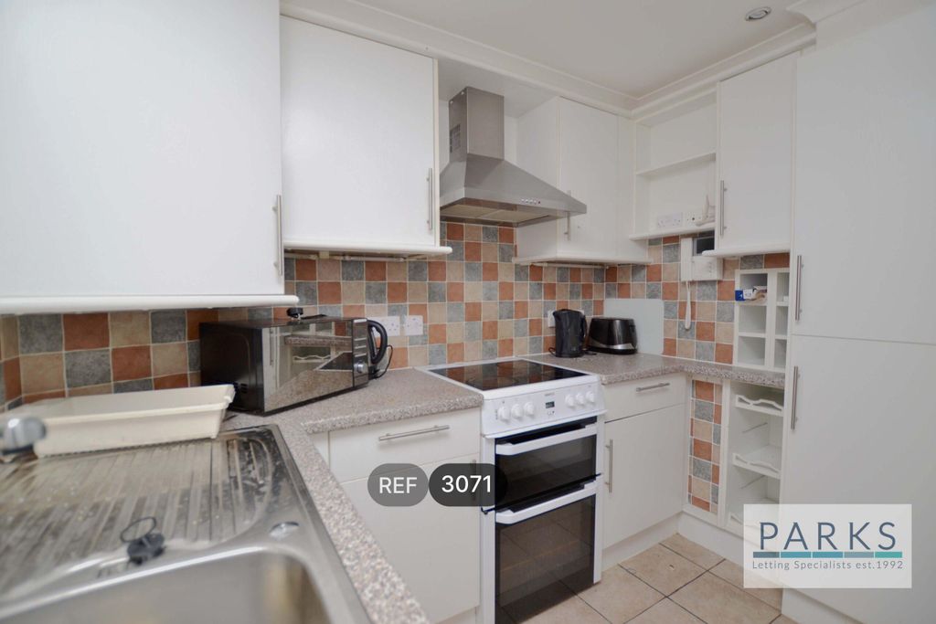 Property photo 2 of 9 Kitchen