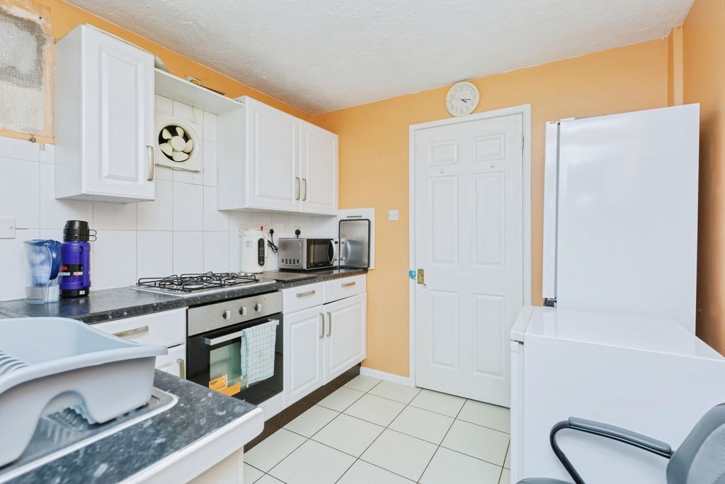 Property photo 3 of 17 Kitchen