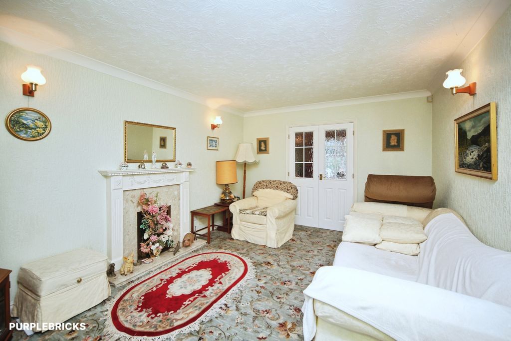 Property photo 3 of 31 Lounge