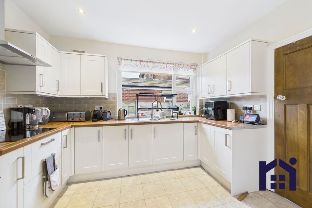 Property photo 3 of 24 Dining Kitchen