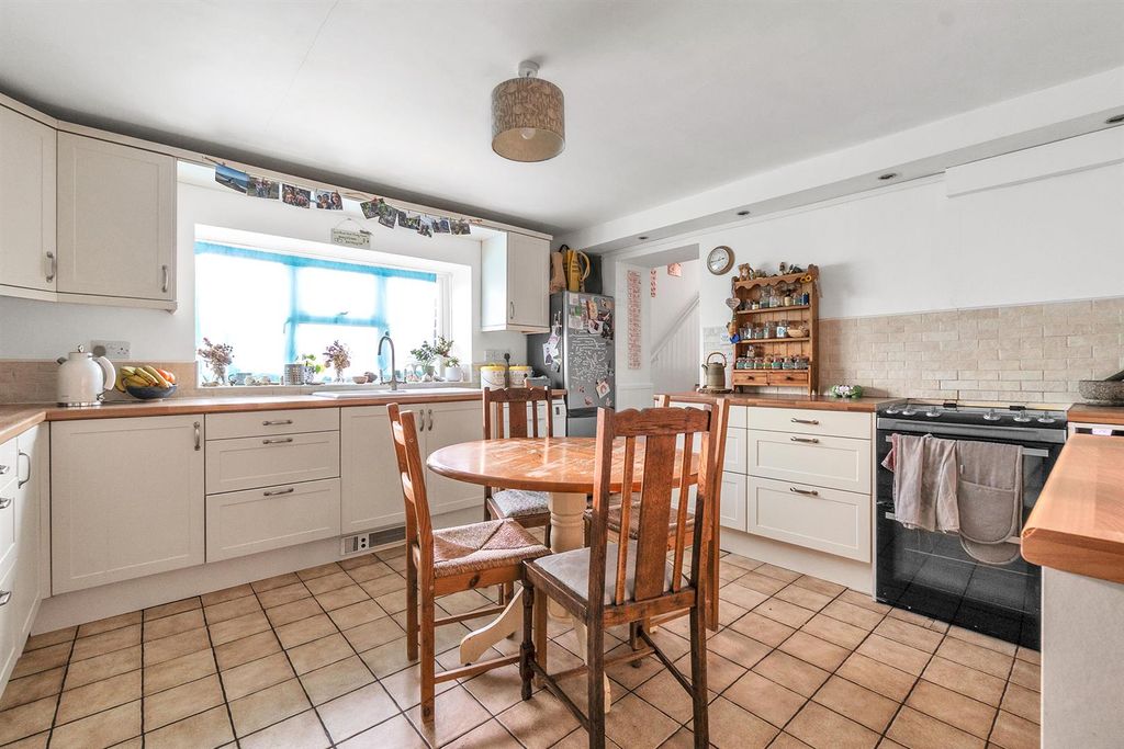 Property photo 3 of 17 Kitchen