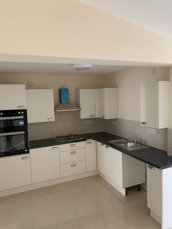 Property photo 1 of 6 A Clean And Well-Lit Kitchen With Modern Appliance...