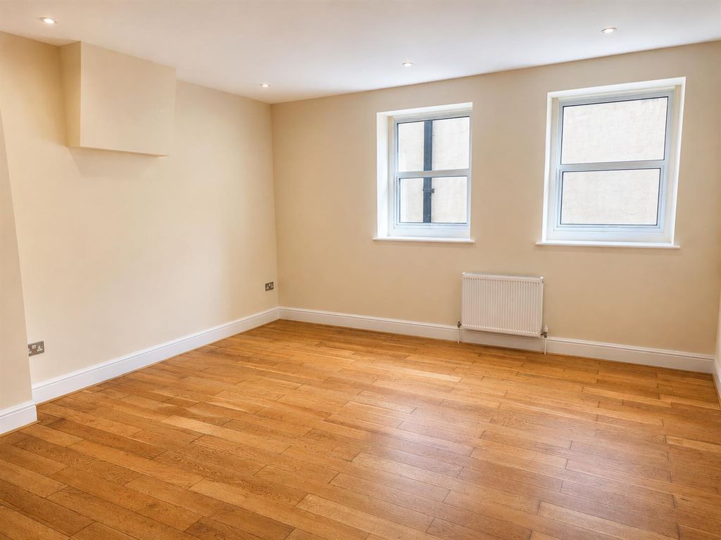 Property photo 2 of 13 Lounge.Png
