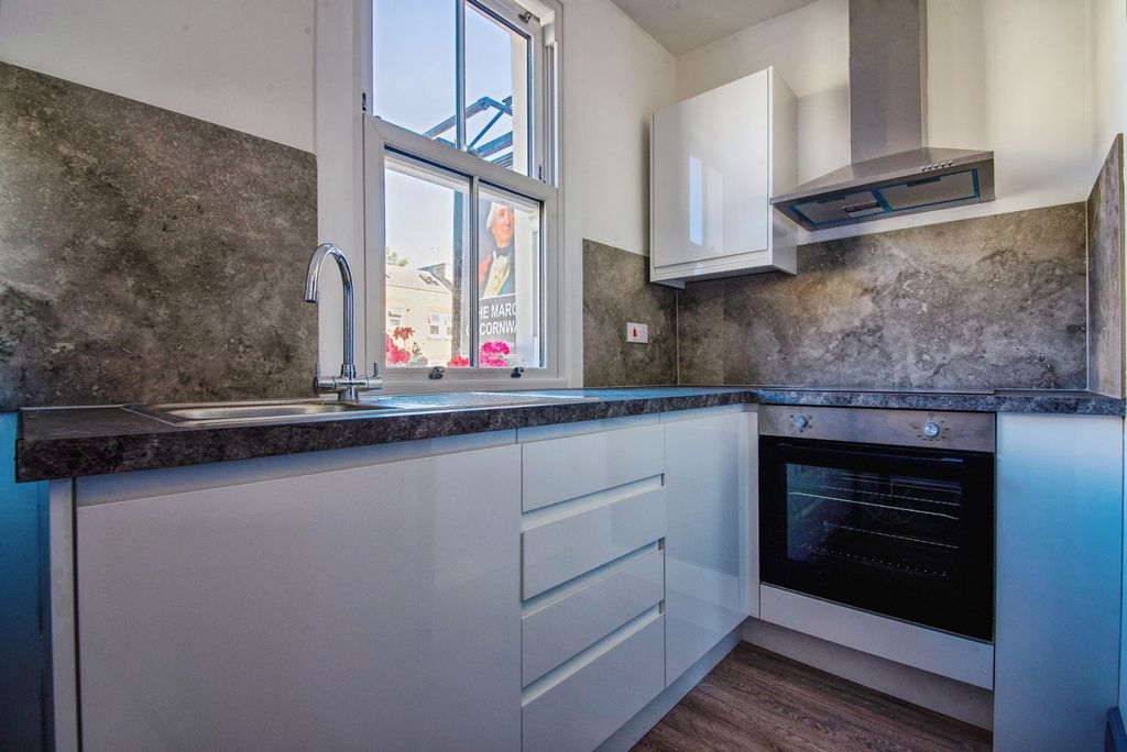 Property photo 2 of 14 Kitchen
