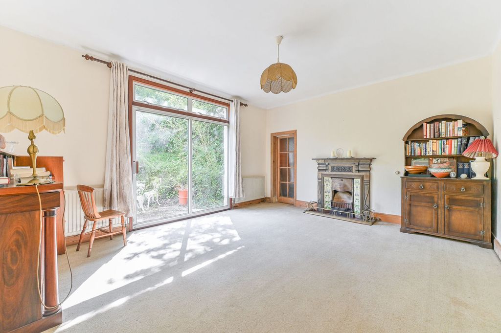 Property photo 2 of 27