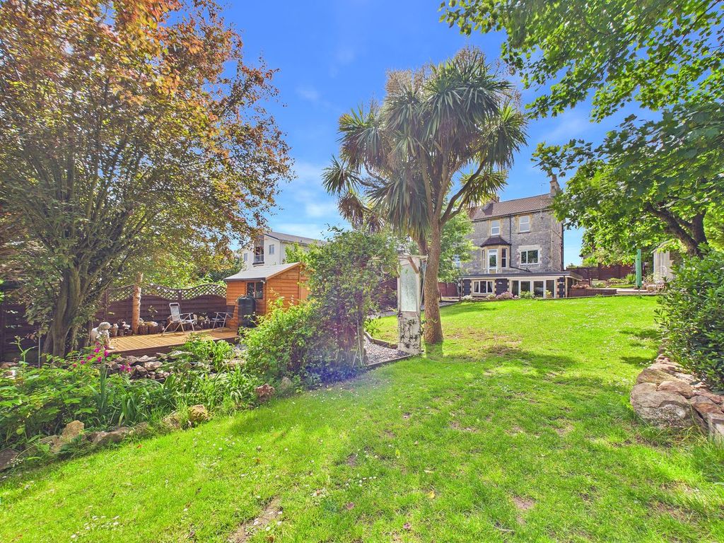 Property photo 2 of 31