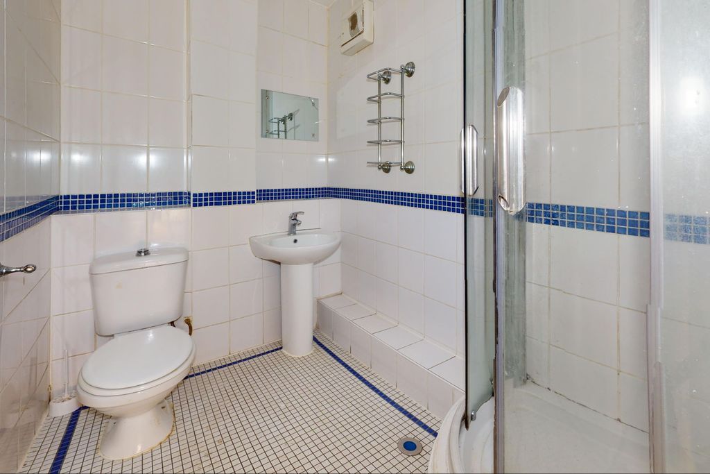 Property photo 3 of 37 37 Gainsborough Road, Hayes, Ub4 8Ny