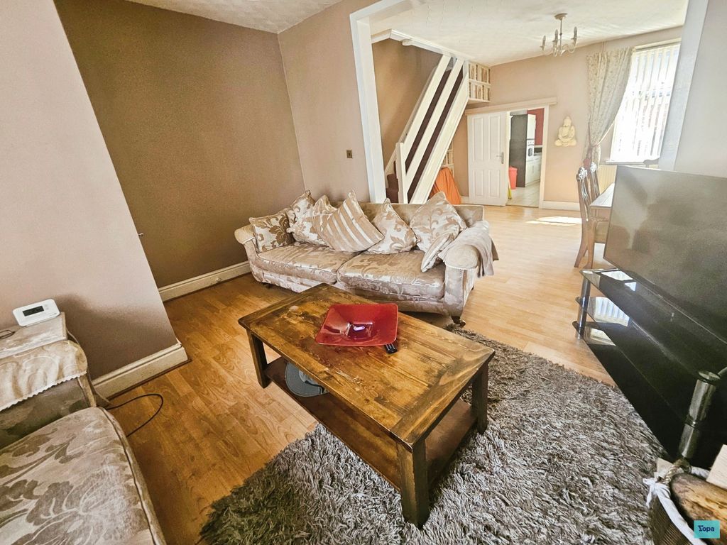 Property photo 3 of 12 Lounge
