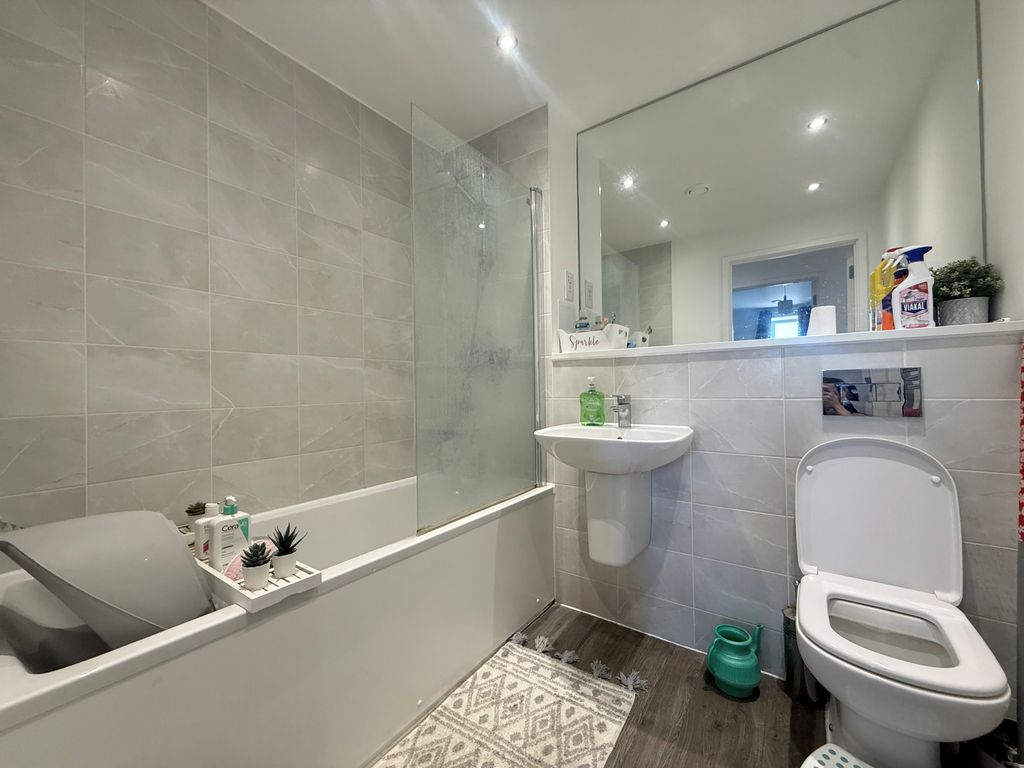 Property photo 3 of 8 Bathroom