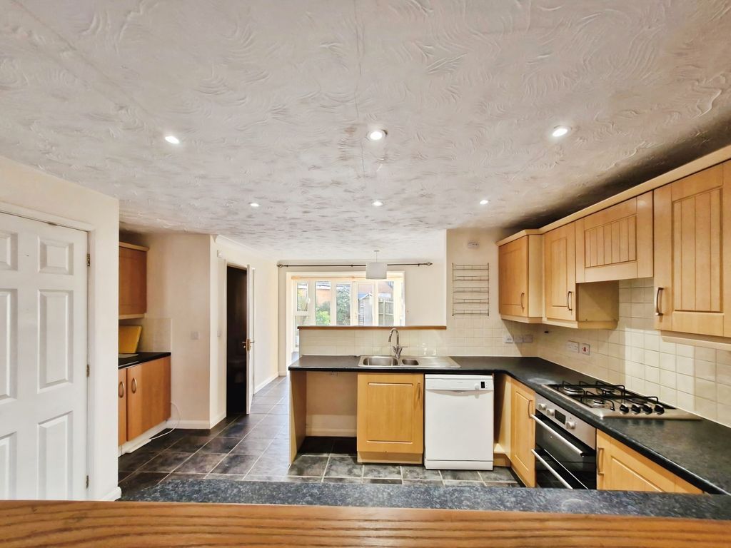 Property photo 2 of 7 Kitchen