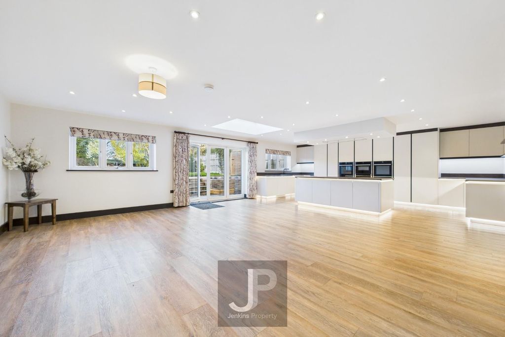 Property photo 2 of 26 Cam01632G0-Pr0237-Still016.Jpg