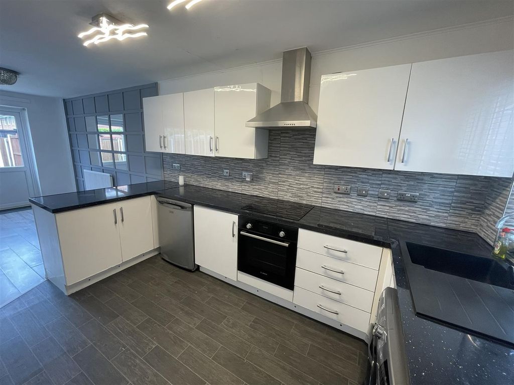 Property photo 2 of 11 Kitchen
