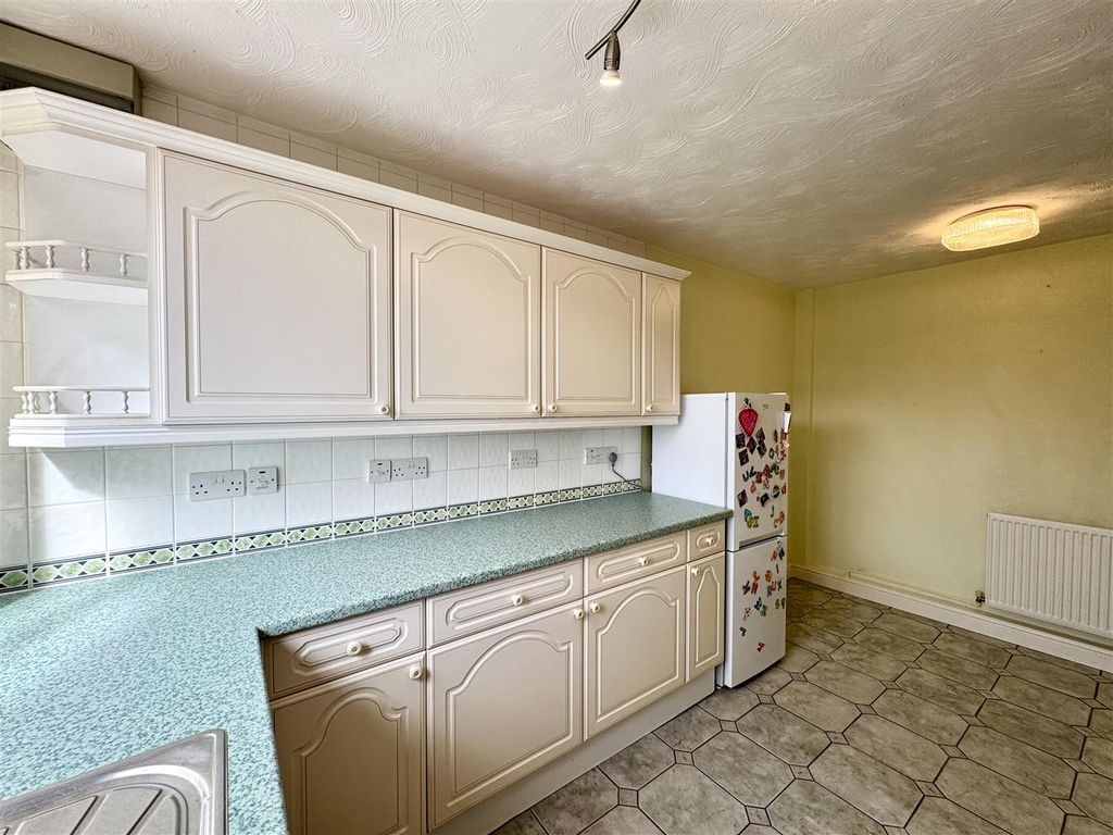 Property photo 3 of 16 Kitchen