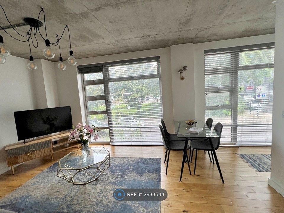 Property photo 3 of 14 Superb Living Room, Open Plan Space Kitchen