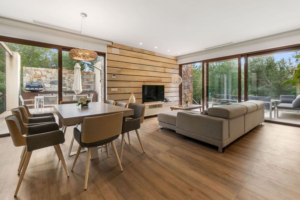 Property photo 3 of 42