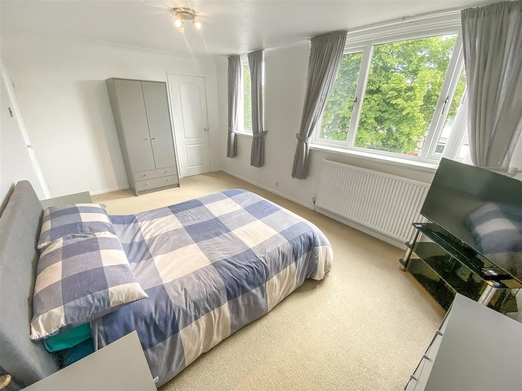 Property photo 3 of 12 Bedroom One (2).Jpg