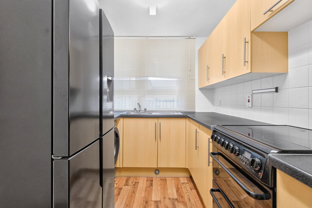 Property photo 3 of 17 Kitchen