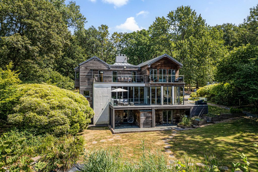 Property photo 1 of 32