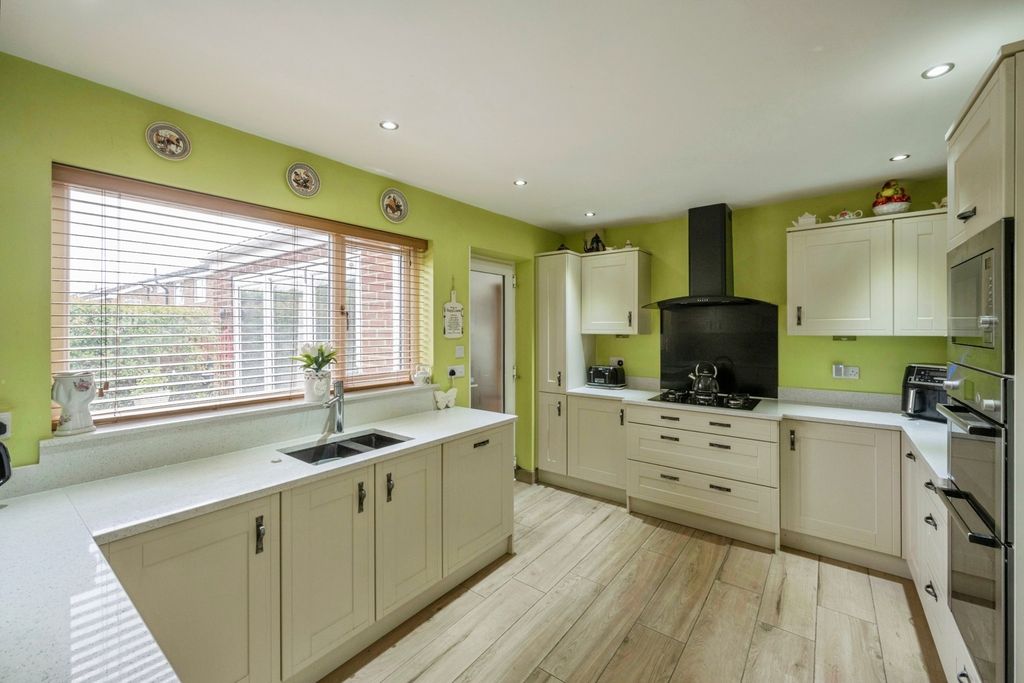 Property photo 3 of 17 Kitchen