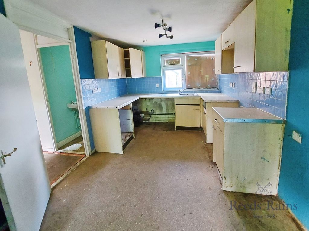 Property photo 2 of 11 Kitchen