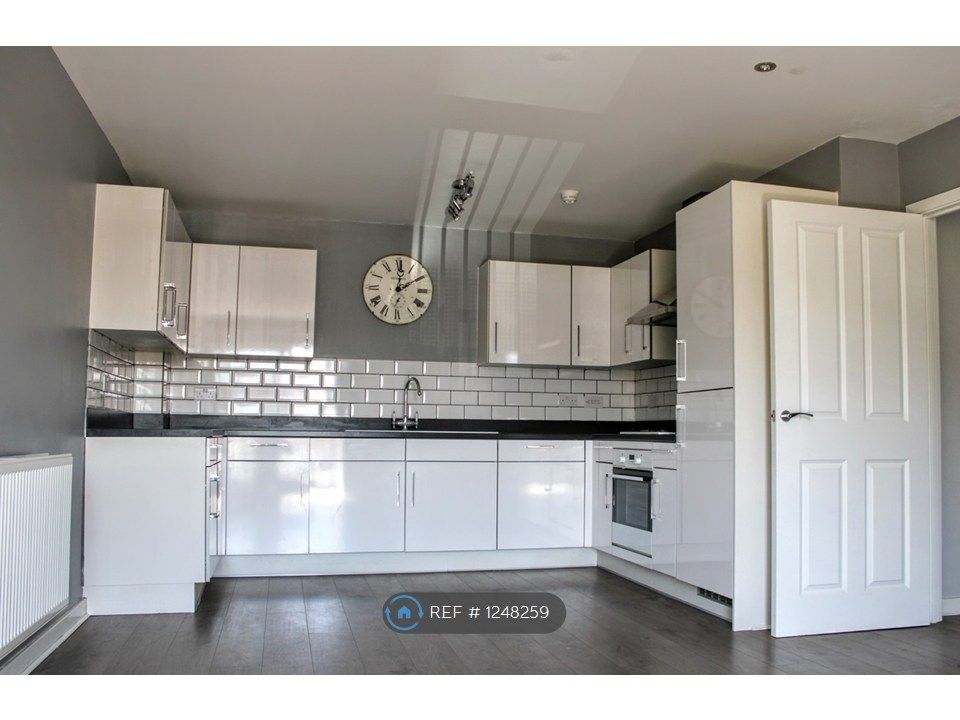 Property photo 2 of 11 Kitchen