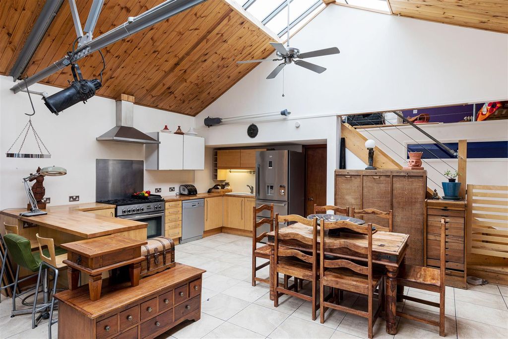 Property photo 2 of 28 Vestry Works, E17