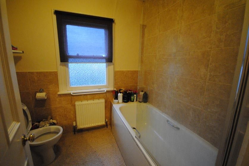 Property photo 3 of 13 Well-Appointed Bathroom With A Tiled Bath And Matc...