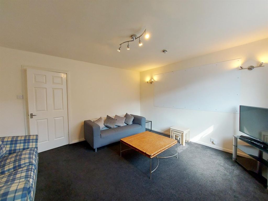 Property photo 3 of 34 Crombie-Ave-101-03.Jpg