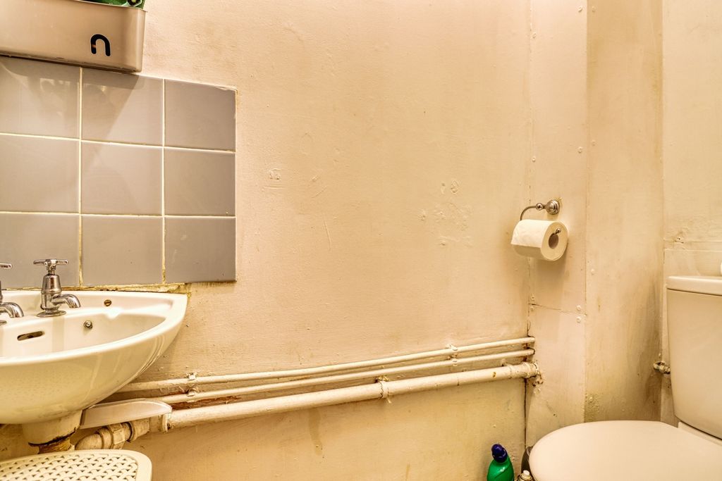 Property photo 3 of 12 Cloakroom