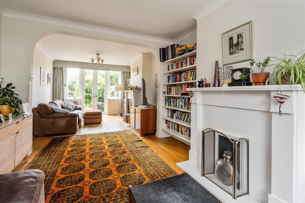 Property photo 3 of 16 6 Ladbrook Road_4.Jpg