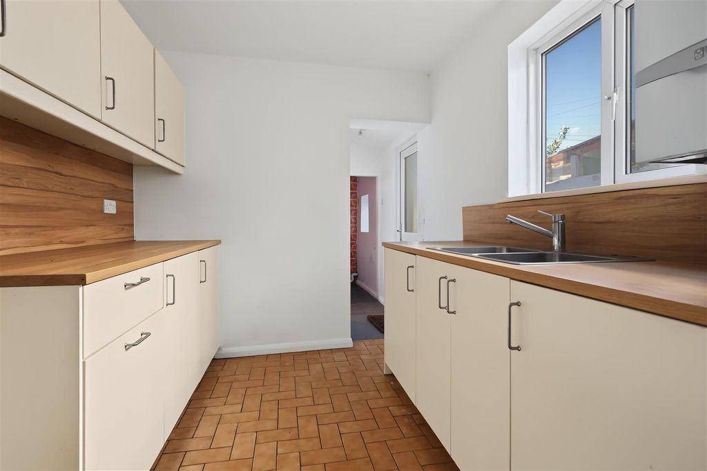 Property photo 2 of 11 Kitchen