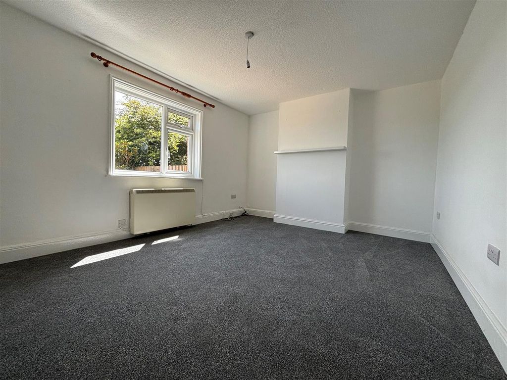 Property photo 3 of 11 Living Room