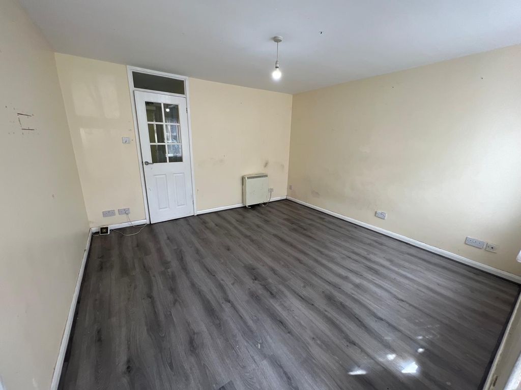 Property photo 3 of 8 Gallery