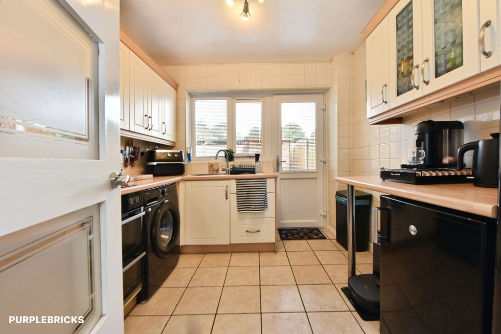 Property photo 3 of 18 Kitchen