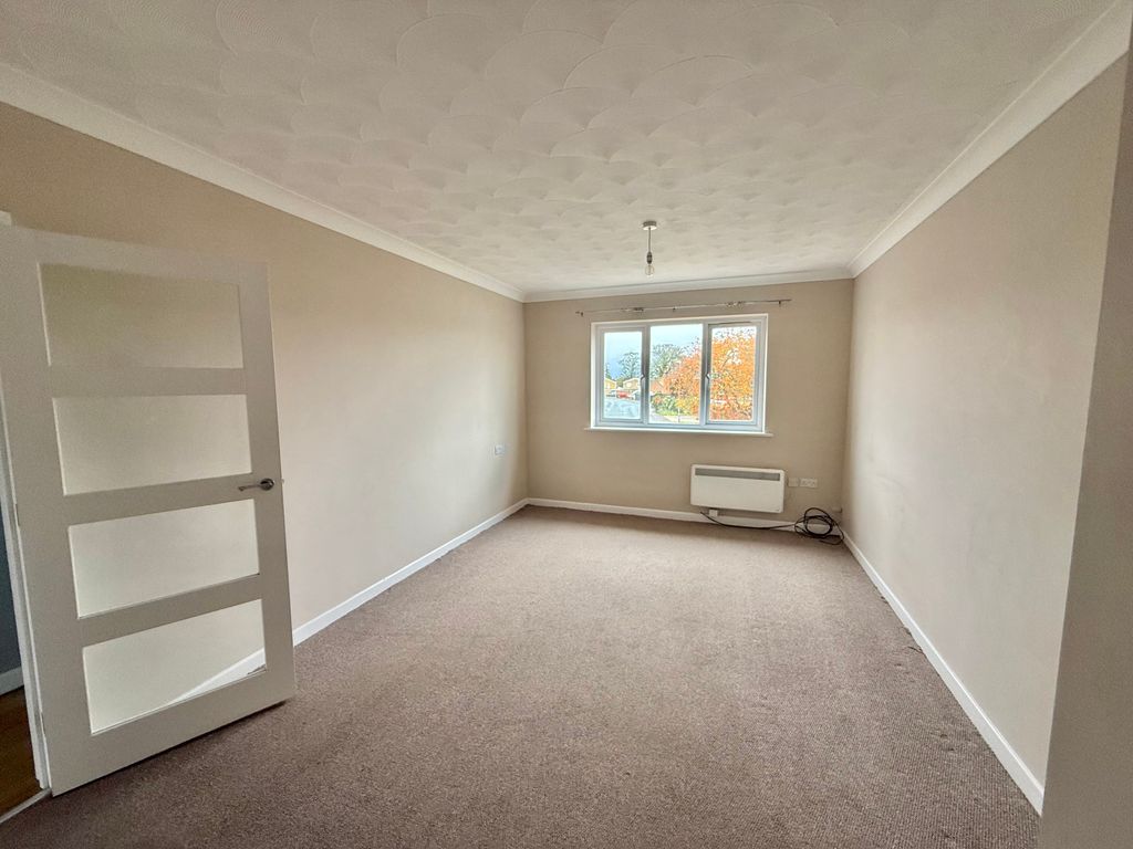 Property photo 3 of 7 Living Room