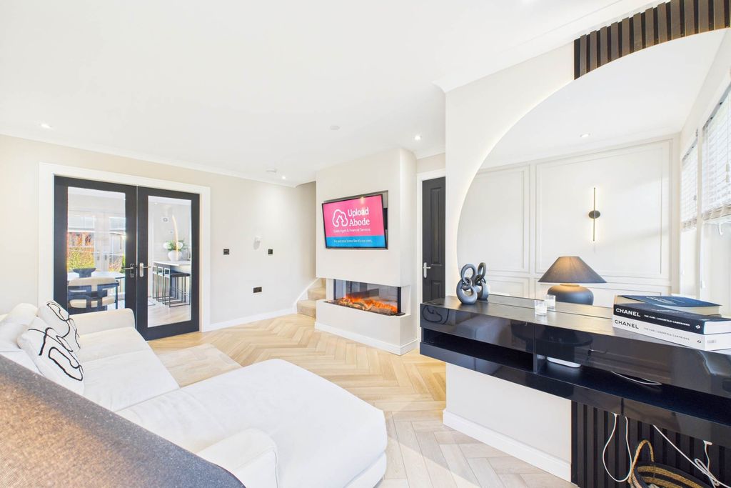 Property photo 2 of 23