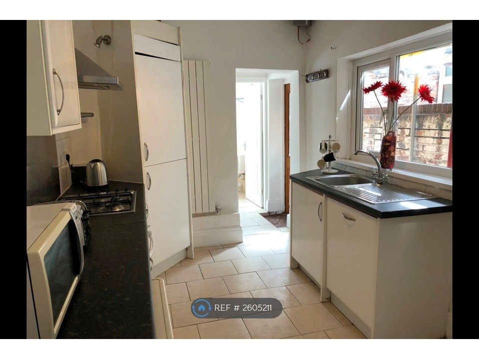 Property photo 2 of 9 Kitchen