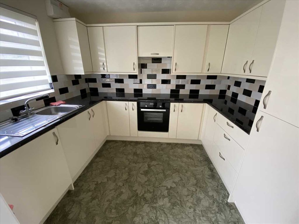 Property photo 3 of 7 Kitchen