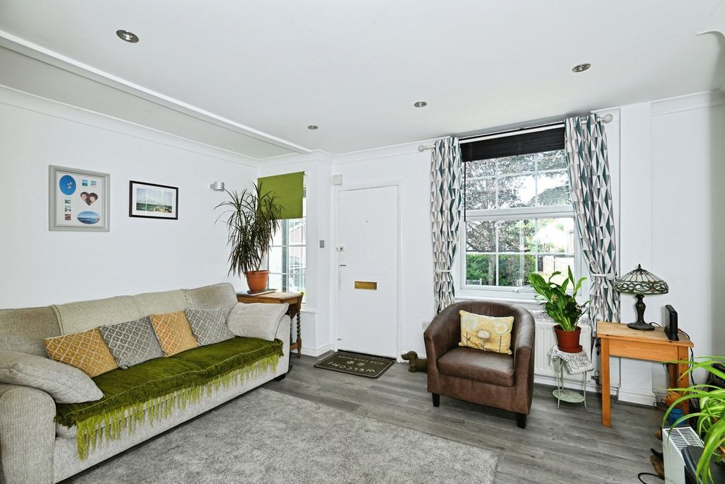 Property photo 1 of 16 Lounge