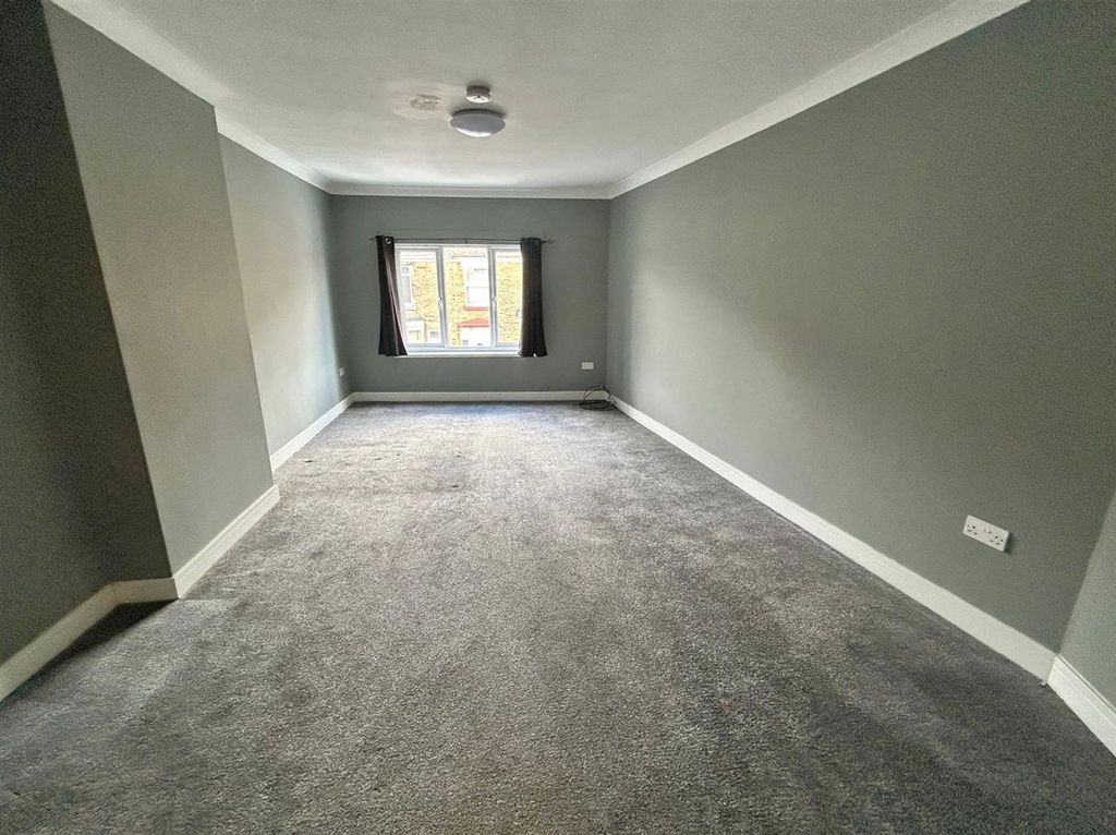 Property photo 3 of 4 Room