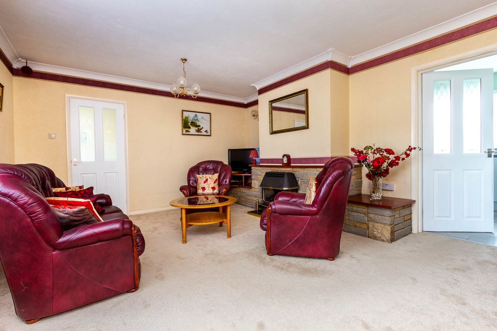 Property photo 3 of 13 Lounge