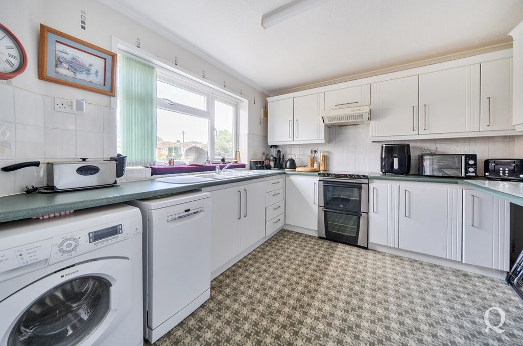 Property photo 2 of 18 258A34F4-77F2-4ce...