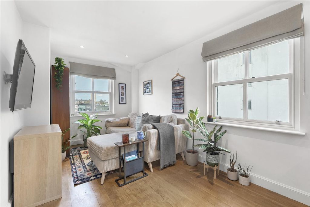 Property photo 3 of 13 Reception/Kitchen