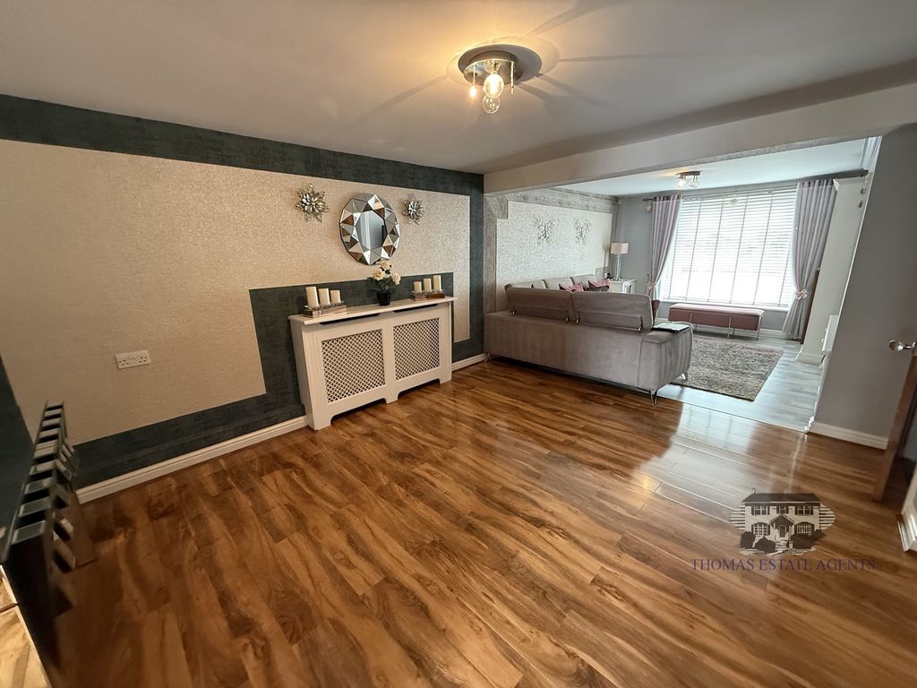 Property photo 3 of 21 Lounge