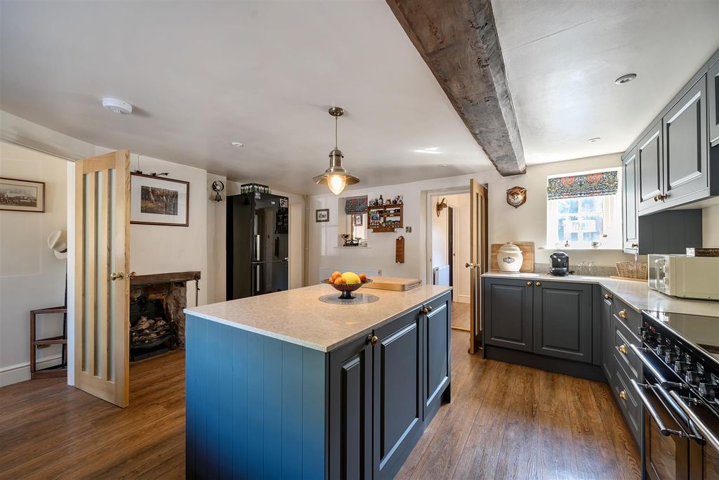 Property photo 2 of 20 Kitchen / Breakfast Room